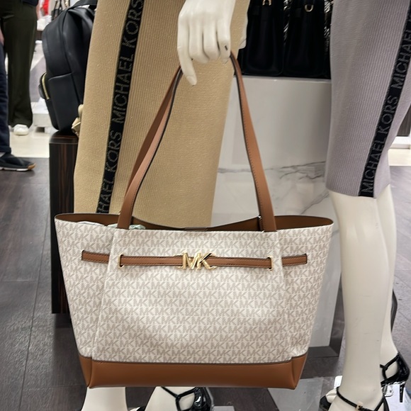 MICHAEL KORS
Reed Large Logo Belted Shoulder Tote Bag
Vanilla 
NWT - Picture 13 of 16